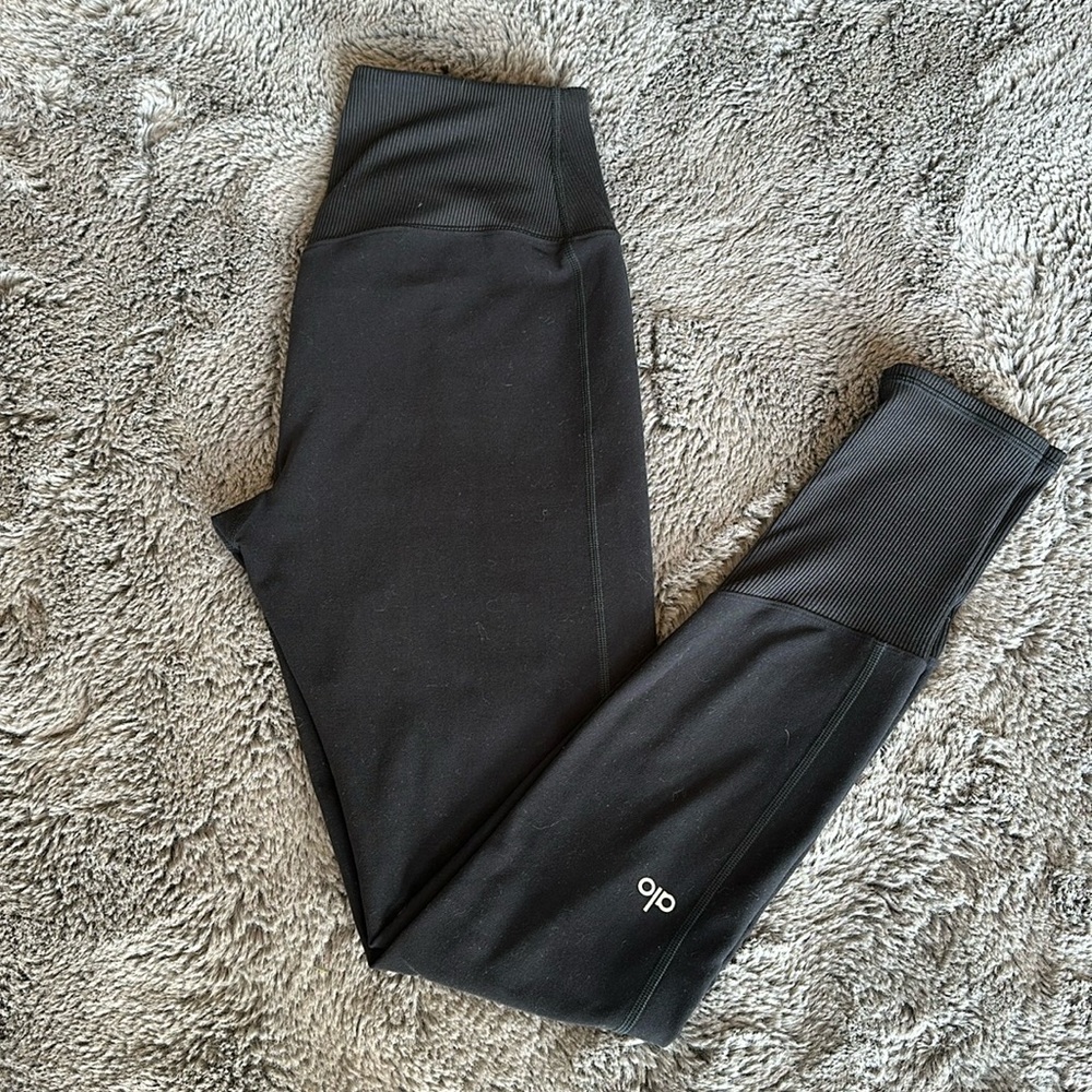 NWOT Alo Yoga high rise leggings in black. Size M!